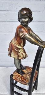 Unknown - Figurine - Beeldje van een meisje staand op een, Antiek en Kunst