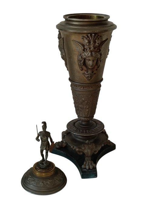 Vaas - IJzer, Messing - Mitologico - Hoogte: 59 cm, Antiquités & Art, Antiquités | Autres Antiquités