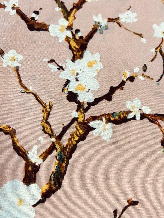 Elegant en delicaat textiel met een amandelbloesemmotief in, Antiquités & Art, Tapis & Textile