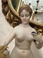 Triade - Benacchio - Sculpture, Donna con drappo seduta su, Antiek en Kunst