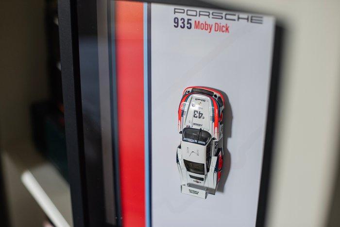 Ingelijste auto - Porsche - 935 Moby Dick, Hobby en Vrije tijd, Modelauto's | 1:5 tot 1:12