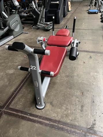 Matrix Abdominal Crunch Bench | Plate Loaded disponible aux enchères