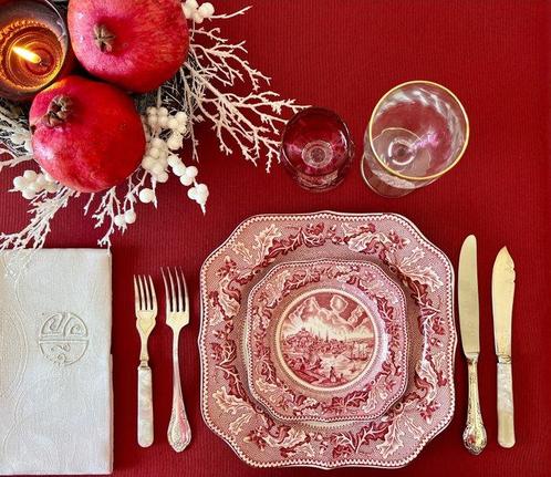 Tablecloth for large tables, with an elegant intense red, Antiek en Kunst, Antiek | Meubels | Tafels