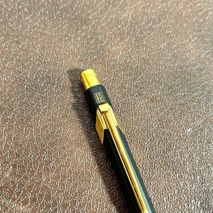 Caran dAche - 858 Hexagonal Ballpoint Pen – Black & Gold,, Verzamelen, Pennenverzamelingen