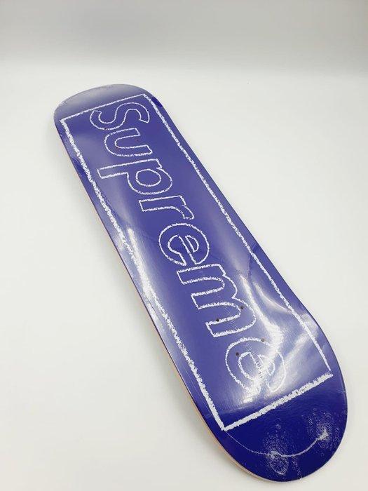 Kaws (1974) - Kaws x Supreme Purple Skateboard Chalk Logo, Antiquités & Art, Art | Objets design
