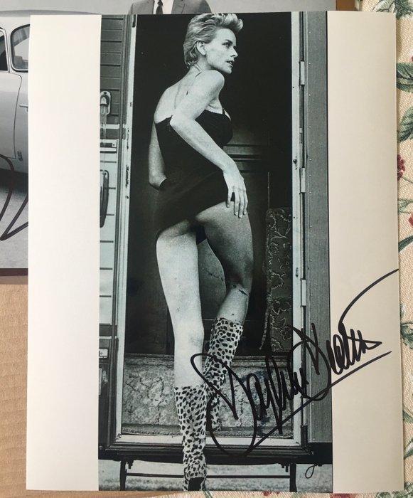 James Bond 007: Tomorrow Never Dies - Daphne Deckers Signed, Verzamelen, Film en Tv