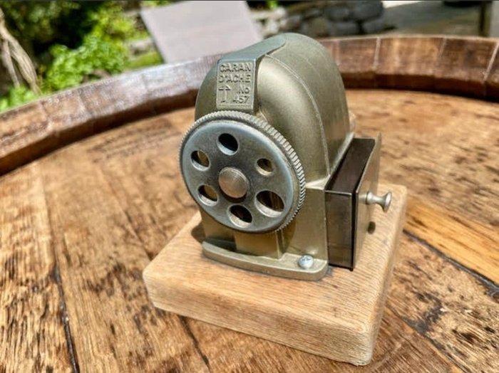 Caran Dache - Puntenslijper - Zeldzaam en uniek, Antiek en Kunst, Antiek | Wandborden en Tegels