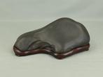 Steen - Suiseki Black Stone 4,2 kg met houten standaard -
