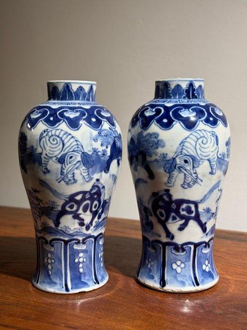 Stel van blauw-witte vaas geschilderd met mythische beesten, Antiek en Kunst, Antiek | Overige Antiek