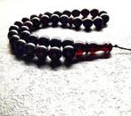 Tesbih misbaha gebedsketting van ronde kralen in kers. -