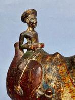 Raro Sepoy, een koloniale soldaat op een versierd stier, te