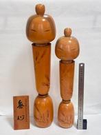 Deux Kokeshi vintage très grandes, signées par Kishi Sadao.