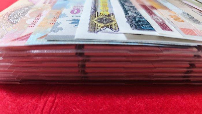 146 munten van 44 landen, plus 12 bankbiljetten van, Postzegels en Munten, Munten | Europa | Niet-Euromunten