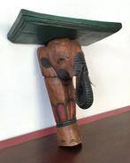Wandrek - Handgesneden polychrome olifantenbeeldje op sokkel