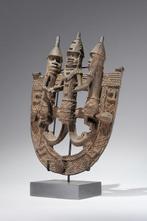 Een bronzen beeldhouwwerk - bord - Ama - Nigeria