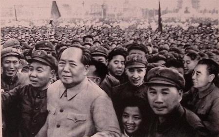 Mao’s China – Iconische propagandaportretten in zwart-wi, Verzamelen, Militaria | Tweede Wereldoorlog, Foto of Poster, Verzenden