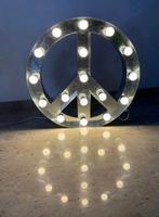 Stile Robert Indiana - Lampe murale - Métal - Amour & Paix