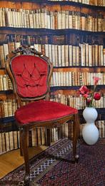 Exclusieve landelijke stof met eeuwenoude houten boekenkast
