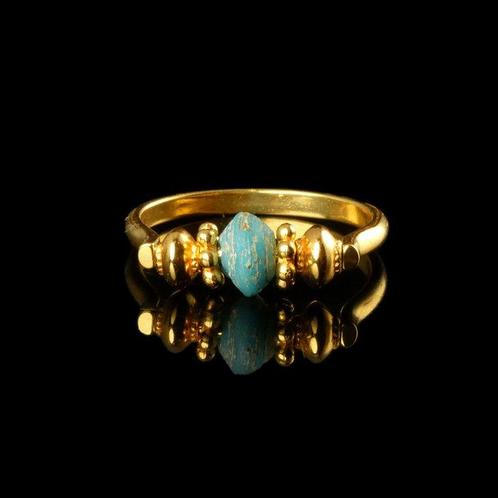 Oud-Romeins Ring met Romeinse turquoise glazen kraal, Antiek en Kunst, Antiek | Overige Antiek