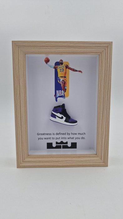 Lijst- Mini sneaker AJ1 Air Jordan 1 Court Purple X Lebron, Antiquités & Art, Art | Objets design