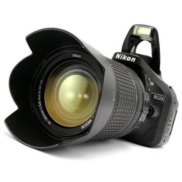 Nikon D5200 + AF-S 18-140mm F/3.5-5.6G ED VR DX + HB-32