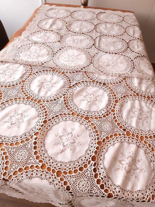 fijn haakwerk en handborduurwerk - Tafelkleed (9) - 110 cm -, Antiquités & Art, Tapis & Textile