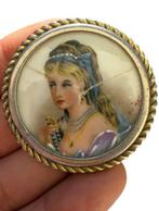 Broche gothique ancienne en porcelaine de Limoges (France),