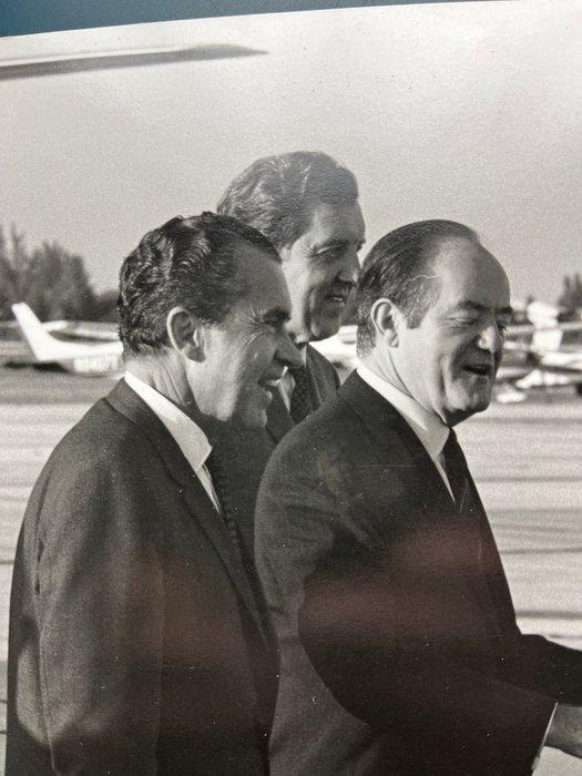 Elliott Erwitt (1928–2018) - President Nixon welcomes at the, Antiek en Kunst, Kunst | Designobjecten