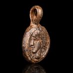 Oud-Romeins Bronzen hanger met een portret van een jonge man, Antiek en Kunst