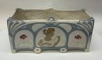Antieke Art Nouveau jardinière met vrouw en mandoline in