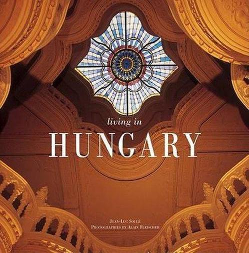 Living in Hungary 9782080111432, Boeken, Overige Boeken, Zo goed als nieuw, Verzenden