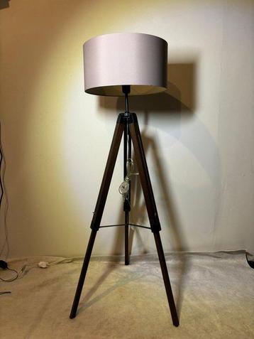 Eglo - Lamp - Vintage Vloerlamp met Driepoot in Houten en