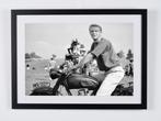 The Great Escape (1963) - Steve McQueen on bike (On Set) -, Verzamelen, Film en Tv, Nieuw