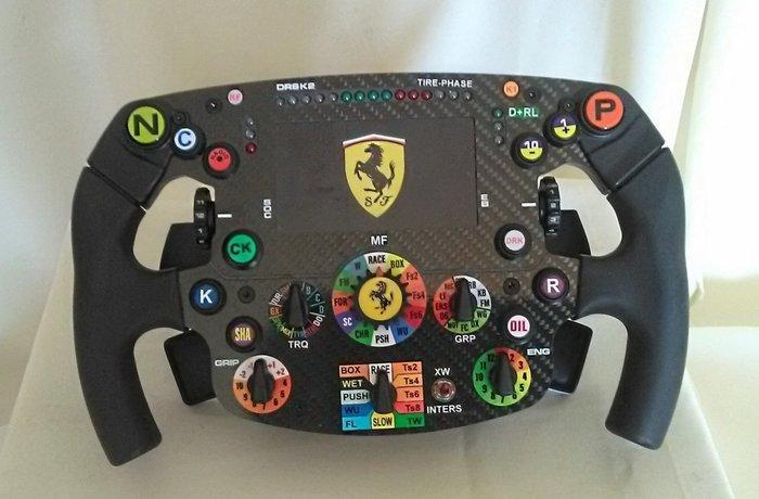 Ferrari - Leclerc & Sainz - 2022 - Replica stuurwiel, Verzamelen, Automerken, Motoren en Formule 1