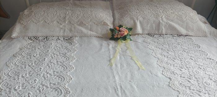 Magnifieke linnenkast met grote Guipir kant en bijpassende, Antiquités & Art, Tapis & Textile