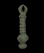 Époque Viking Amulette en bronze en forme de massue.