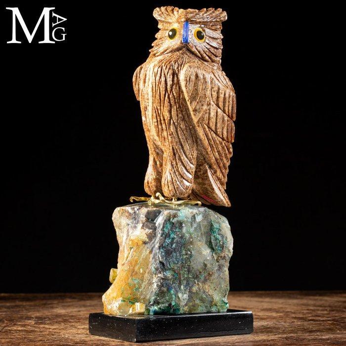 Uil uit steen gehouwen op een basis van natuurlijk kwarts. -, Antiek en Kunst, Curiosa en Brocante