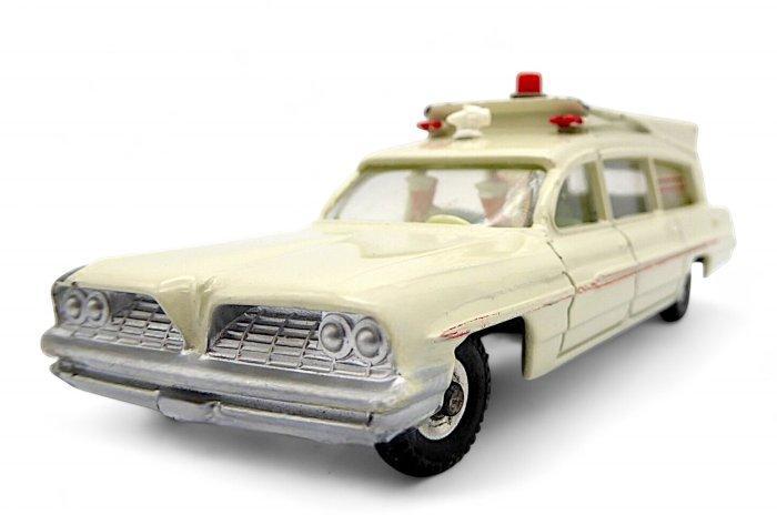 1:43 - Modelauto - Superior Criterion Ambulance + 2x Medici, Antiek en Kunst, Antiek | Overige Antiek