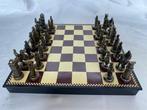 Schaakspel - Oud gemaakt in gietwerk van brons en met een