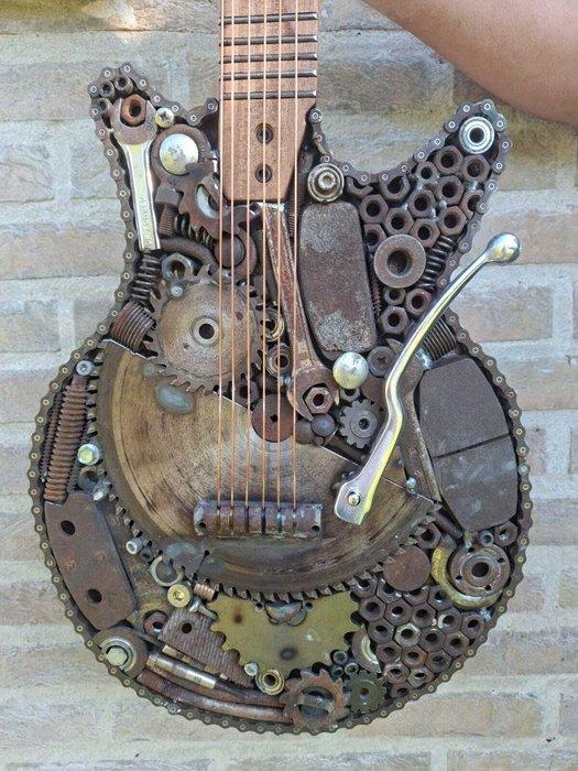 Figuur - Scrap Rock - Decoratieve gitaar - 107 cm - Metaal,, Antiek en Kunst, Curiosa en Brocante