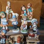 Figurine - Set van 12 keramische beeldjes van kinderen en