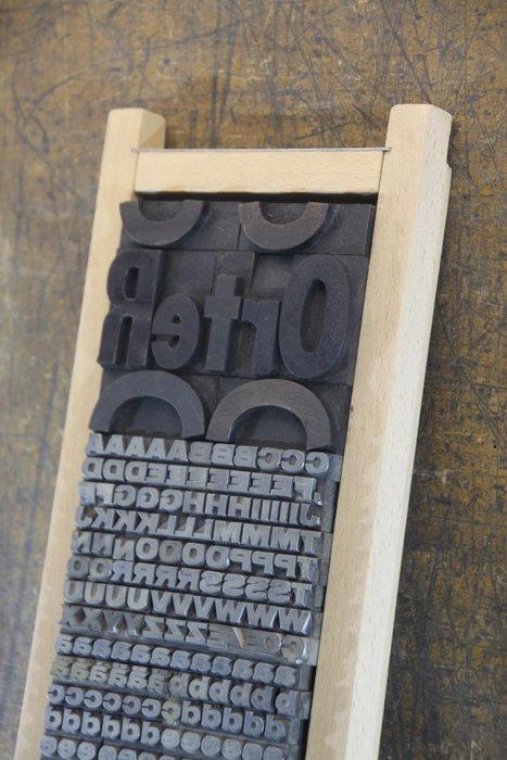 Drukblokken - een letterbak gevuld met een volledig alfabet, Antiek en Kunst, Antiek | Wandborden en Tegels