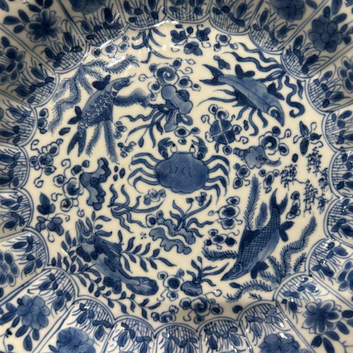 Bord - Porselein - Kangxi Krab en baars bord, Antiek en Kunst, Antiek | Overige Antiek