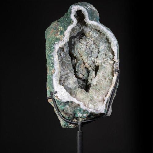 Spectaculaire groene chalcedoon geode - MUSEO !!! - Hoogte:, Verzamelen, Mineralen en Fossielen