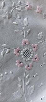 Elegant volledig beddengoedset met lakens en kussenslopen