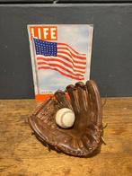 Vintage baseball glove - baseball ball - baseball handschoen