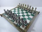 Jeu déchecs plaqué argent et doré Echiquier malachite et