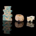 Oud-Egyptisch Groep faience amuletten en een versierde, Antiek en Kunst