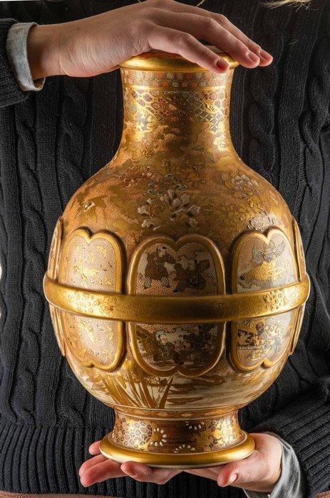 Vaas - Emaille, Goud, Keramiek, Een groot en fijn bolvormig, Antiek en Kunst, Antiek | Overige Antiek