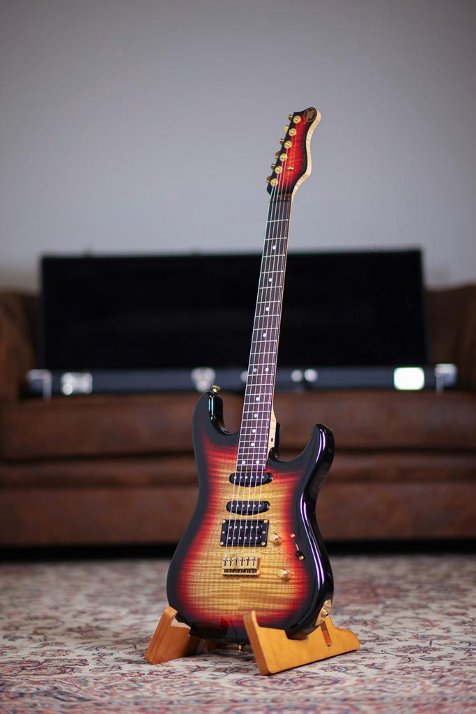 Valley Arts Custom PRO USA 1994 | Sunburst, Musique & Instruments, Instruments à corde | Guitares | Électriques, Envoi